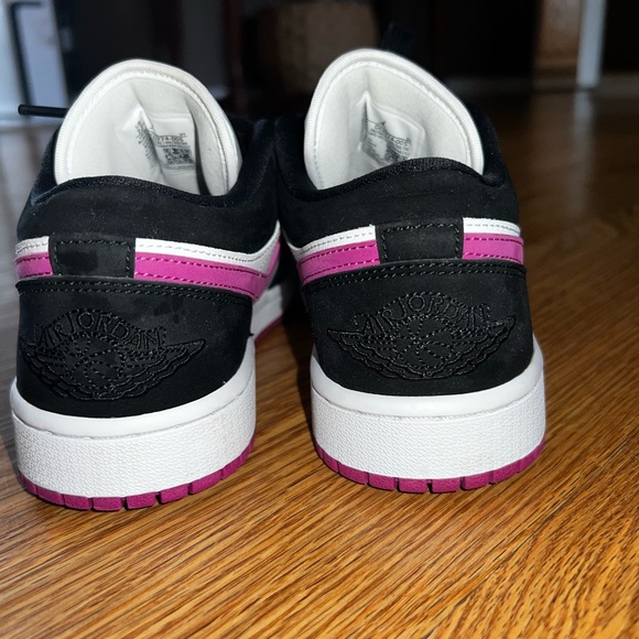 Air Jordan 1 Low- Women’s size 7.5 - Picture 3 of 7